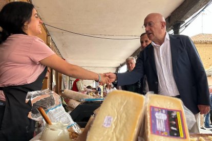 El alcalde de Valladolid, Jesús Julio Carnero, inaugura el Mercado del Queso de Villalón de Campos. E. M.