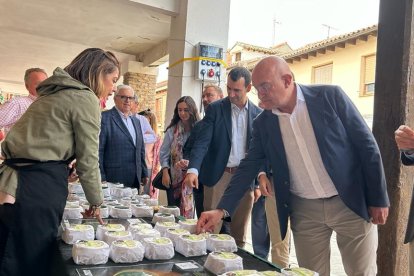 El alcalde de Valladolid, Jesús Julio Carnero, inaugura el Mercado del Queso de Villalón de Campos. E. M.