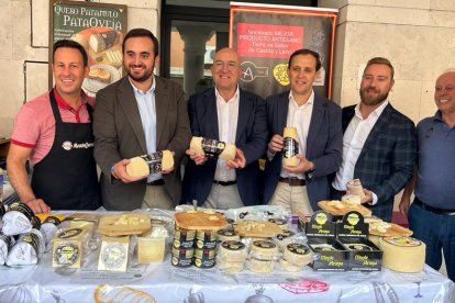 El alcalde de Valladolid, Jesús Julio Carnero, inaugura el Mercado del Queso de Villalón de Campos. E. M.