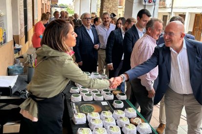 El alcalde de Valladolid, Jesús Julio Carnero, inaugura el Mercado del Queso de Villalón de Campos. E. M.