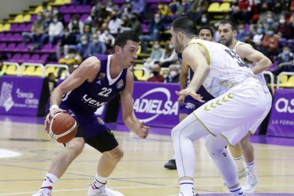 De la Fuente busca penetrar en el choque ante Gipuzkoa. / E.M.