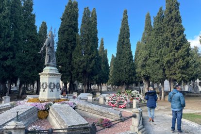 La tumba de Concha Velasco en el Pabellón de los Ilustres de El Cementerio de El Carmen. -J.M. LOSTAU.
