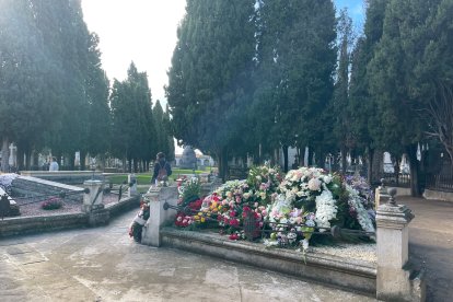 La tumba de Concha Velasco en el Pabellón de los Ilustres de El Cementerio de El Carmen. -J.M. LOSTAU.