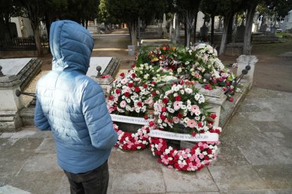 La tumba de Concha Velasco en el Pabellón de los Ilustres de El Cementerio de El Carmen. -J.M. LOSTAU.