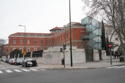 Barrio del Hospital. Edificio del Hospital Viejo de la Diputación con el Hospital Clínico al fondo en la calle Ramón y Cajal. - JUAN MIGUEL LOSTAU