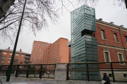 Barrio del Hospital. Edificio del Hospital Viejo de la Diputación con el Hospital Clínico al fondo en la calle Ramón y Cajal. - JUAN MIGUEL LOSTAU