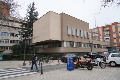 Barrio del Hospital. Servicio Territorial de Sanidad de la Junta de Castilla y León en la calle Ramón y Cajal. - JUAN MIGUEL LOSTAU