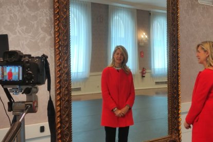Irene Carvajal se prepara para la entrevista en el Salón de los Espejos del Teatro Calderón. J.M. LOSTAU