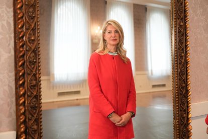 Irene Carvajal durante la entrevista en el Salón de los Espejos del Teatro Calderón. J.M. LOSTAU