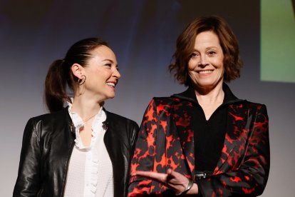 Sigourney Weaver y  Leonor Watling en el teatro Carrión de Valladolid.- PREMIOS GOYA