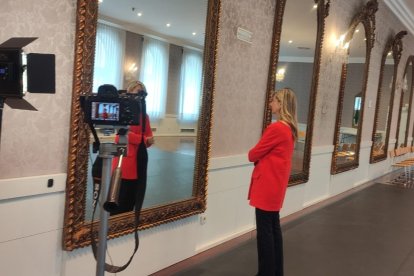 Irene Carvajal se prepara para la entrevista en el Salón de los Espejos del Teatro Calderón. J.M. LOSTAU