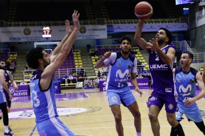 Alec Wintering suelta una bomba ante la oposición de Sola. / J. M. LOSTAU