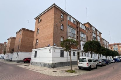 Barrio del Hospital. Calle Enrique Jardiel Poncela con Jacinto Benavente. - JUAN MIGUEL LOSTAU