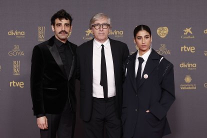 El director David Trueba junto a David Verdaguer y Carolina Yuste. -PREMIOS GOYA