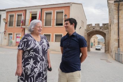 La alcaldesa Eleazar Moro de Valbuena da la bienvenida a Alfonso como ganador del concurso de la 'Casa del Médico'.- J.M. LOSTAU