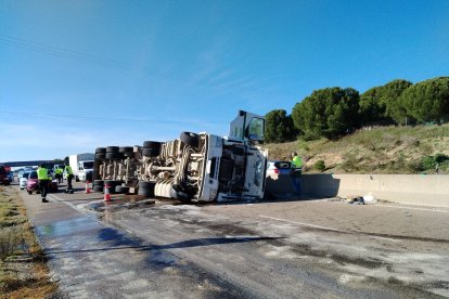 Herido grave el conductor de un camión tras volcar en la CL-600 en Boecillo.- BOMBEROS DIPUTACION