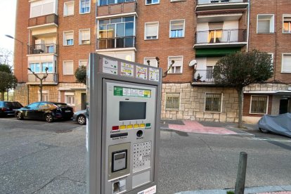 Parquímetro de la ORA en la calle Sarasate de Cuatro de Marzo.- J.M. LOSTAU