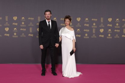 Julio Medem, director que ganó el Premio Goya a la Mejor Dirección Novel por 'Vacas' y su pareja - PREMIOS GOYA EN X