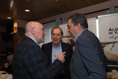 Jesús Julio carnero charla con Javier Guillén en presencia de José Miguel Ortega. / M. G. EGEA / APDV