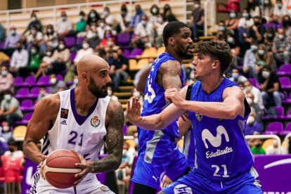 Raffington juega al poste bajo sobre Alderete. / PHOTOGENIC
