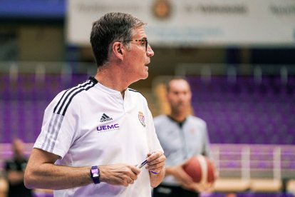 Roberto González, técnico del RV Baloncesto, observa una jugada de ataque. / PHOTOGENIC
