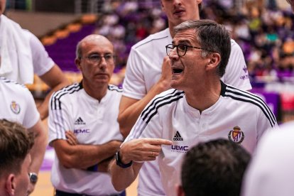 Roberto Gónzalez da instrucciones en un tiempo muerto. / E. M.