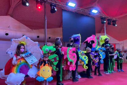 Caballos de colores, ganadores del disfraz al mejor grupo. / E.M.