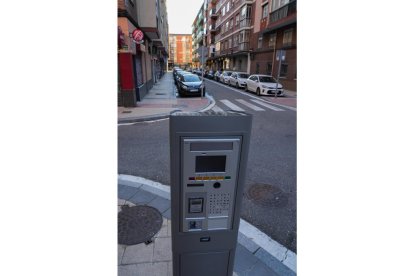 Ampliación de la ORA en Cuatro de Marzo y Las Farolas.- J. M. LOSTAU