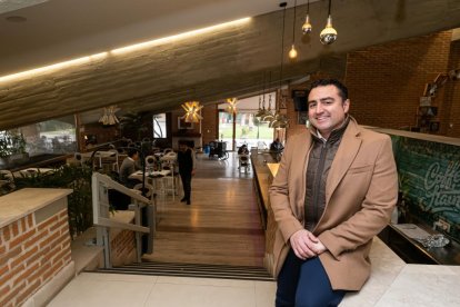 El director del Hotel 'El Montico' de Tordesillas, Iker Salgado, en su reapertura. -PHOTOGENIC.