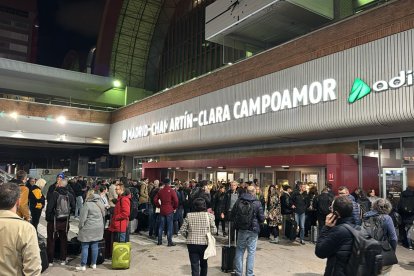 Aglomeraciones en Chamartín por una avería en la infraestructura.- E. M.