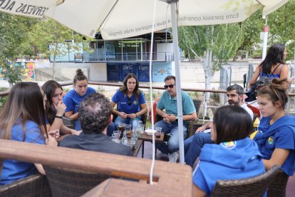 Miembros y jugadoras del Club Deportivo Balonmano Aula Cultural, en la caseta de Ferias de EL MUNDO./ PHOTOGENIC