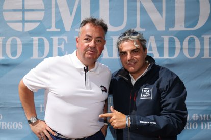 José Luis García, director comercial de El Capitán de Castilla S.L., y David Jambrina, gerente de MAC NAVY, en la caseta de Ferias de EL MUNDO./ PHOTOGENIC