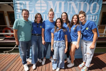 Jugadoras del caja Rural Aula Valladolid, en la caseta de Ferias de EL MUNDO./ PHOTOGENIC