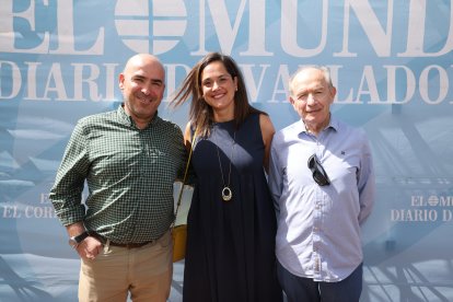 Adriana Ulibarri, y representantes de Cantalapiedra Porcelanosa, en la caseta de Ferias de EL MUNDO./ PHOTOGENIC