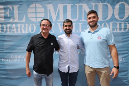 El entrenador del Caja Rural Aula y el capitán del BM Atlético Valladolid en la caseta de Ferias de EL MUNDO./ PHOTOGENIC
