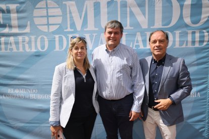 Lorenzo Alonso, director general del Grupo Aspasia, junto a Roberto Carranza y Cristina Álvarez de la Escuela de Profesionales Alcazarén en la caseta de Ferias de EL MUNDO./ PHOTOGENIC