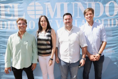 Rodrigo de la Hera, Alicia Calvo, Ricardo García y Raúl Ruano, periodistas de EL MUNDO, en la caseta de Ferias de EL MUNDO./ PHOTOGENIC