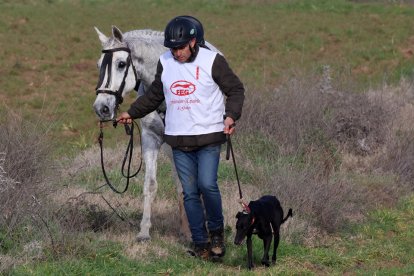 Álvaro Hernández, propietario de Yenka en la segunda jornada del Nacional de Galgos en Nava del Rey. / JACI NAVAS