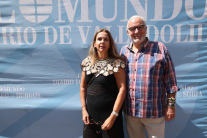 Los abogados Rosa Sánchez Gamoa y José María Peral Disdier en la caseta de Ferias de EL MUNDO./ PHOTOGENIC