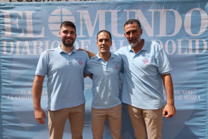 El capitán, César Pérez, Mario Arranz, presidente, y David Pisonero, entrenador del Recoletas Balonmano Atlético Valladolid en la caseta de Ferias de EL MUNDO./ PHOTOGENIC