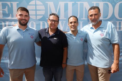 César Pérez, capitán del Atlético Valladolid, Guillermo Velasco, periodista de EL MUNDO, Mario Arranz, presidente del Atlético Valladolid y David Pisonero, entrenador del Atlético Valladolid, en la caseta de Ferias de EL MUNDO./ PHOTOGENIC