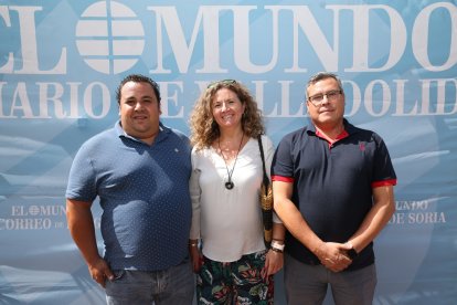Ángel Pérez, alcalde de Boecillo, Cristina Gil, concejal de Cultura, y Ángel Pérez, Teniente Alcalde, en la caseta de Ferias de EL MUNDO./ PHOTOGENIC.