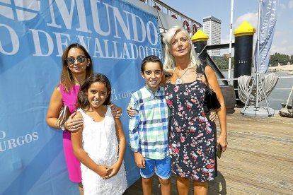 Sonia Tejero y Gema González con su familia.