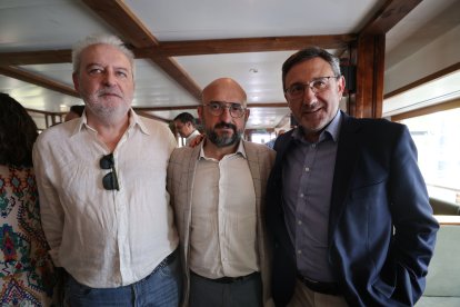 Felipe Ramos, subdirector de EL MUNDO, con Pedro Santamaría y Francisco Ferreira, del grupo socialista de la Diputación de Valladolid, en la caseta de Ferias de EL MUNDO./ PHOTOGENIC