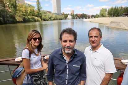José Manuel Laustalet y Elisa Gato, de Vodafone, en la caseta de Ferias de EL MUNDO./ PHOTOGENIC