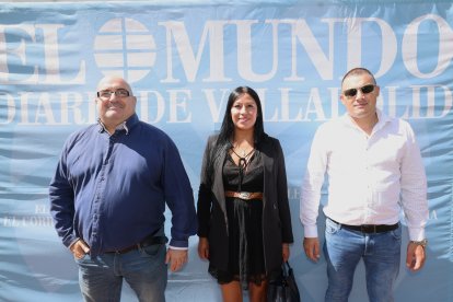 Pedro Retuerto , María González y Fernando Moré de Pucela Boxing, en la caseta de Ferias de EL MUNDO./ PHOTOGENIC