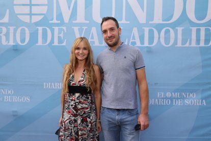 Gloria Ramos y Ángel Cuesta, de Librería Maxtor, en la caseta de Ferias de EL MUNDO./ PHOTOGENIC