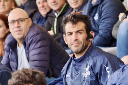 Diego Merino siguiendo el choque ante Les Abelles. / PHOTOGENIC