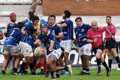 Duelo entre el VRAC ante Les Abelles. / PHOTOGENIC Quesos Entrepinares-LEs Abelles. Photogenic/Miguel Ángel Santos