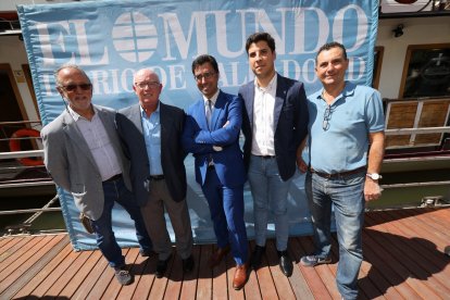 Ciriaco Rodríguez, del Banco Santander, con José María Conde,  Archidiócesis de Valladolid, los abogados Ricardo Gutiérrez y Jonathan Espinilla e Ignacio Ramos en la caseta de Ferias de EL MUNDO./ PHOTOGENIC